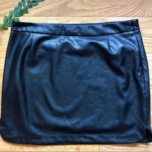 🌸 Leather GAP Black Mini Skirt Size 4 🌸